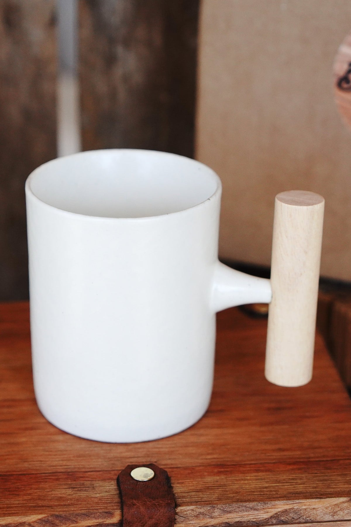 Modern White Glaze Mug With Wooden Handle